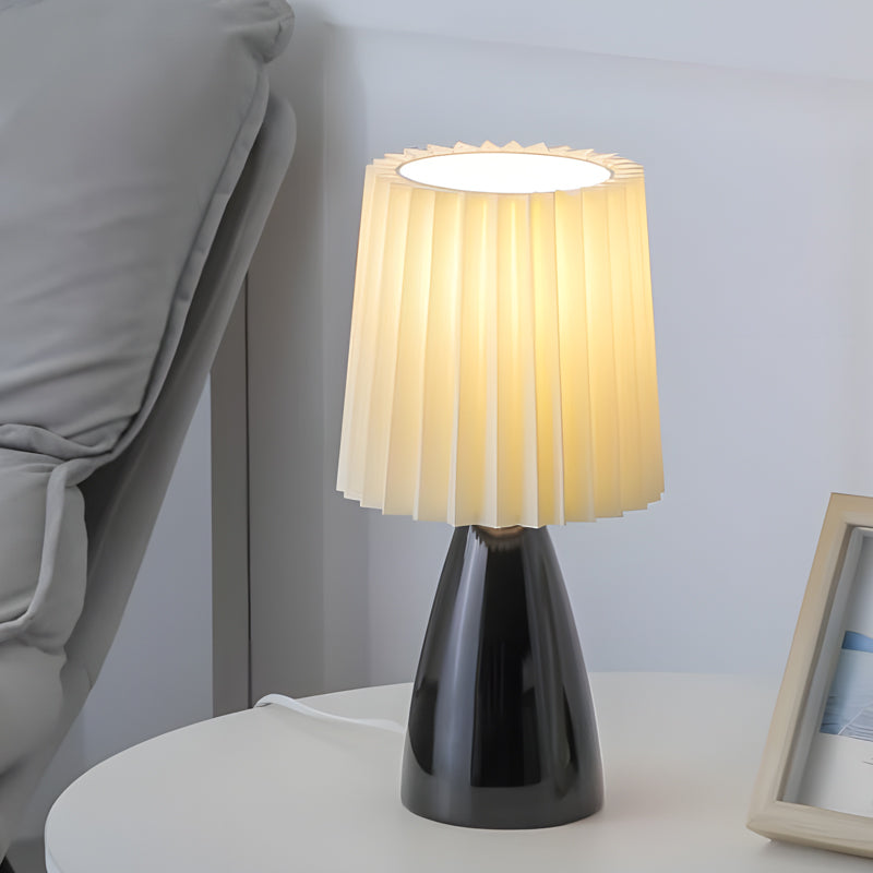 Elegante tafellamp van stof met glazen voet en USB-aansluiting