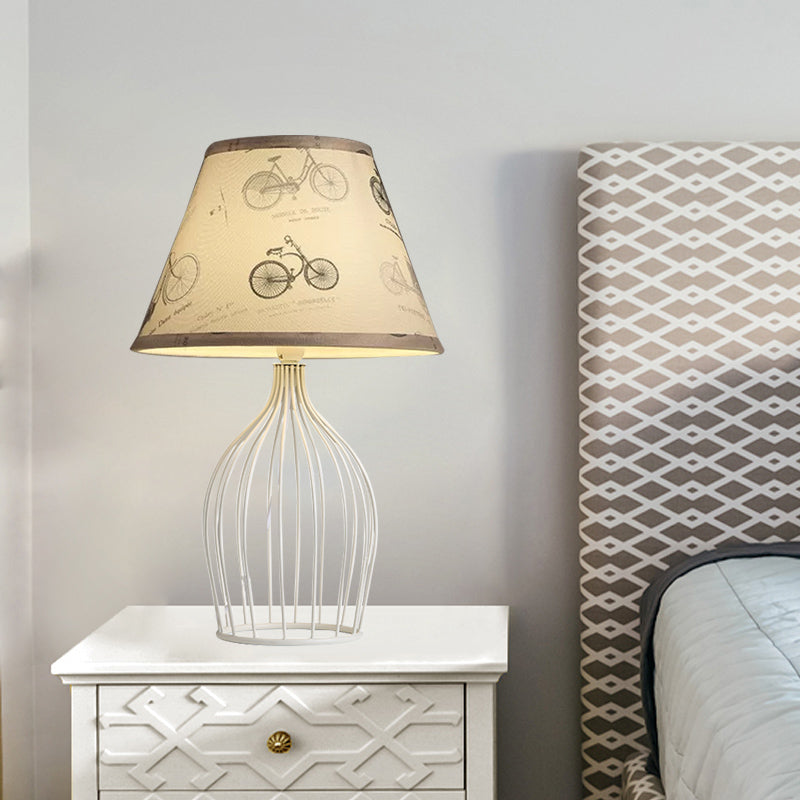 Chique metalen tafellamp met kegelvormige lampenkap