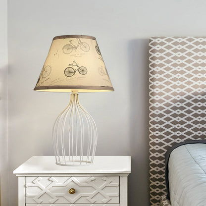 Chique metalen tafellamp met kegelvormige lampenkap