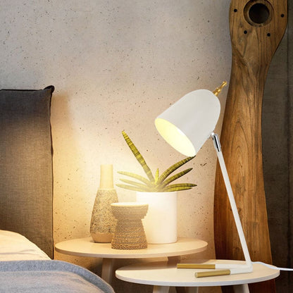 Elegante metalen bureaulamp met koepelvormige lampenkap