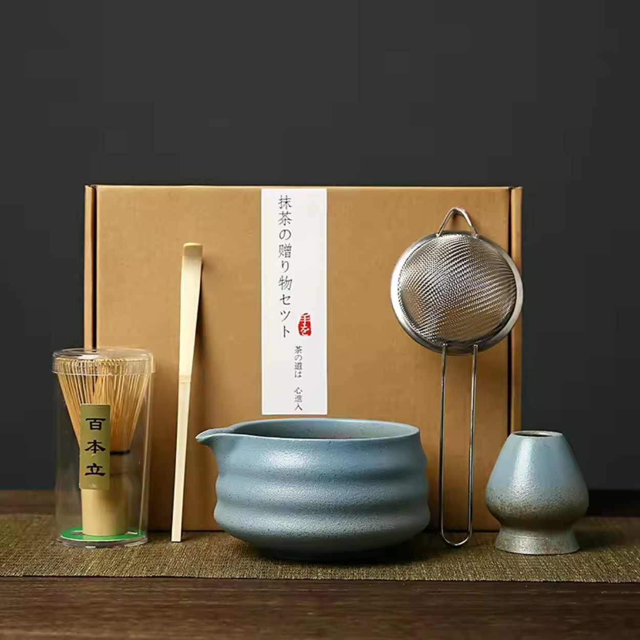 Theepot en accessoires voor traditionele Japanse matcha